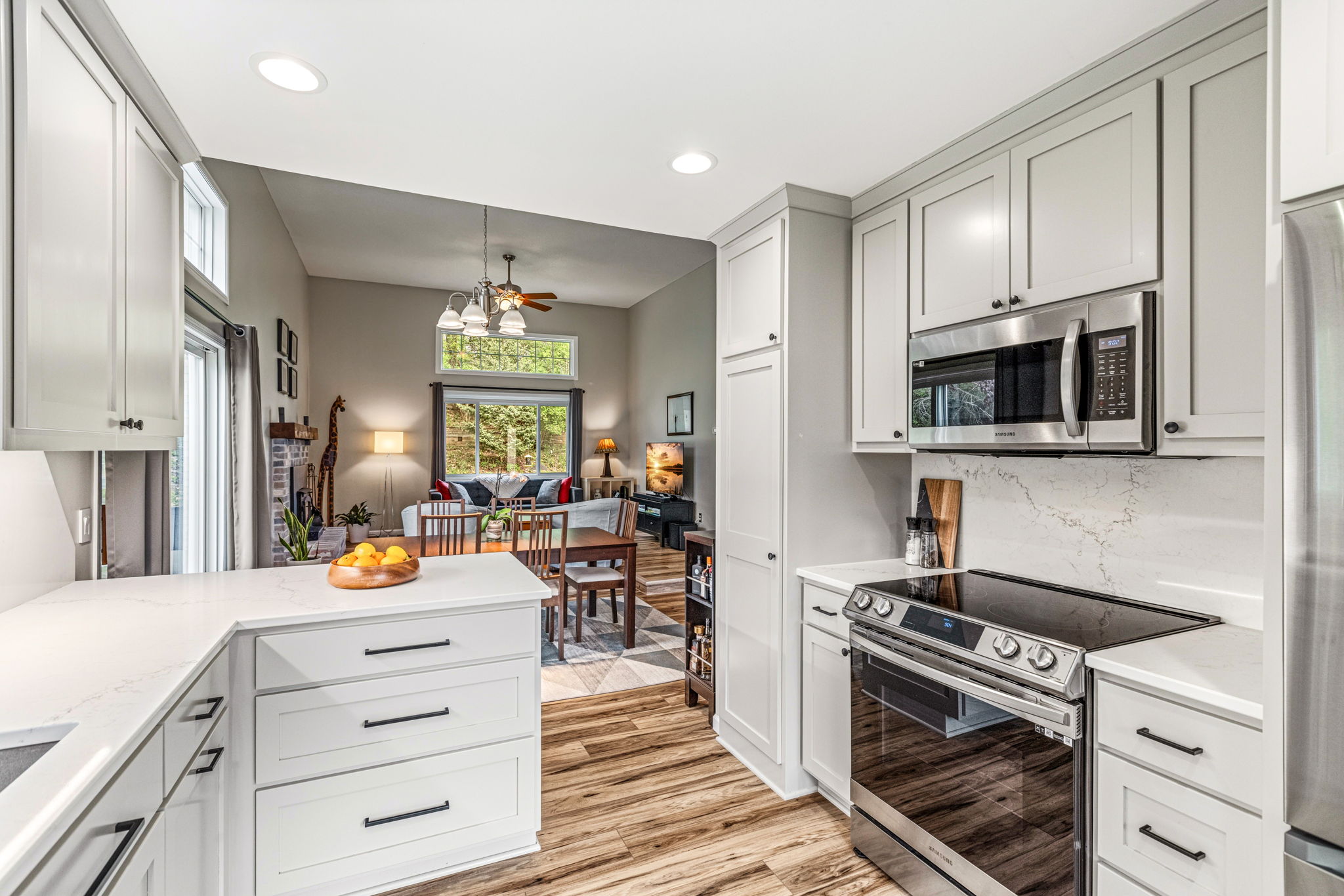 4711 Covington Circle, Eagan, MN — updated kitchen with quartz countertops